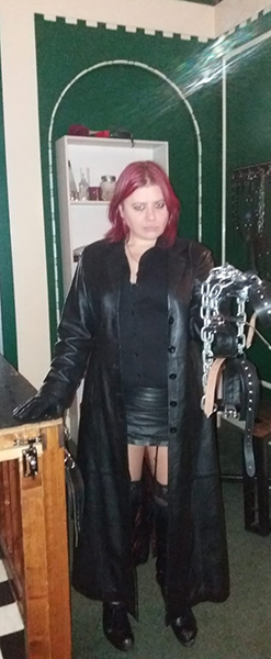 mistress-vixen-leather-chains